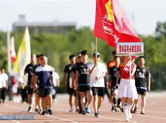 F1联赛掀起高潮，姑苏白虎队读秒扳平徽州天狼队，高压逼抢奏功——中场绞杀压制对手
