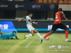 F1联赛掀起高潮，姑苏白虎队读秒扳平徽州天狼队，高压逼抢奏功——中场绞杀压制对手